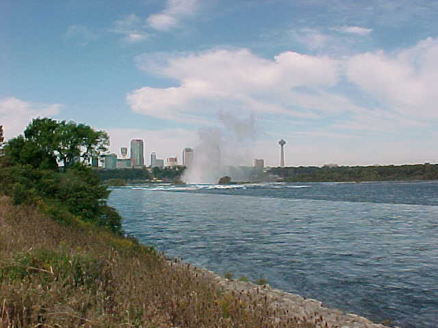 Canada side @ The Falls.jpg, 10/1/04, 31 kB