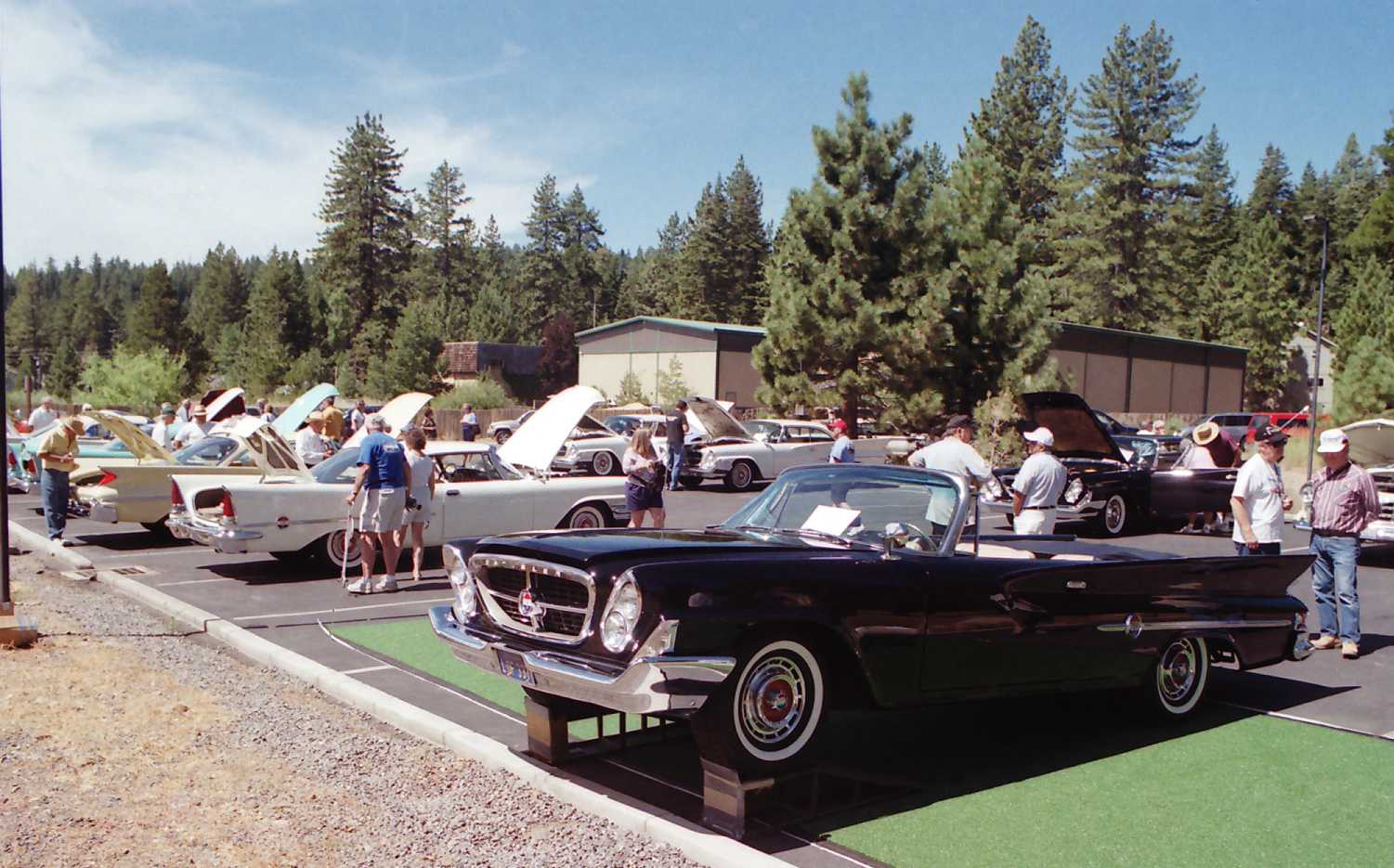 Chry 300s Being Judged Overall.jpg, 8/30/2005, 156 kB