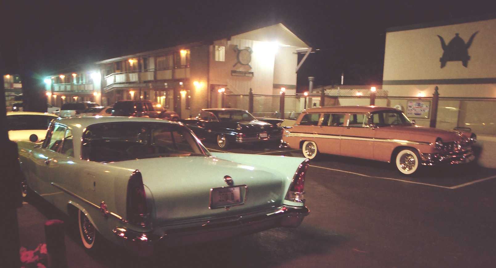 Viking Inn at Night.jpg, 8/30/2005, 72 kB