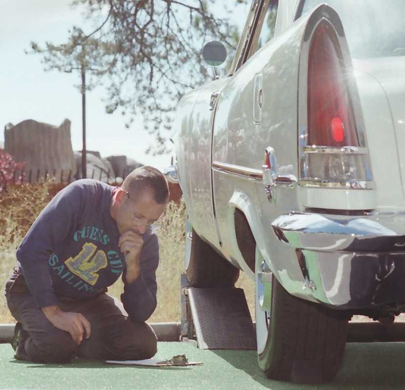 (sm) Bob Weiland Judging 300C.jpg, 8/30/2005, 50 kB